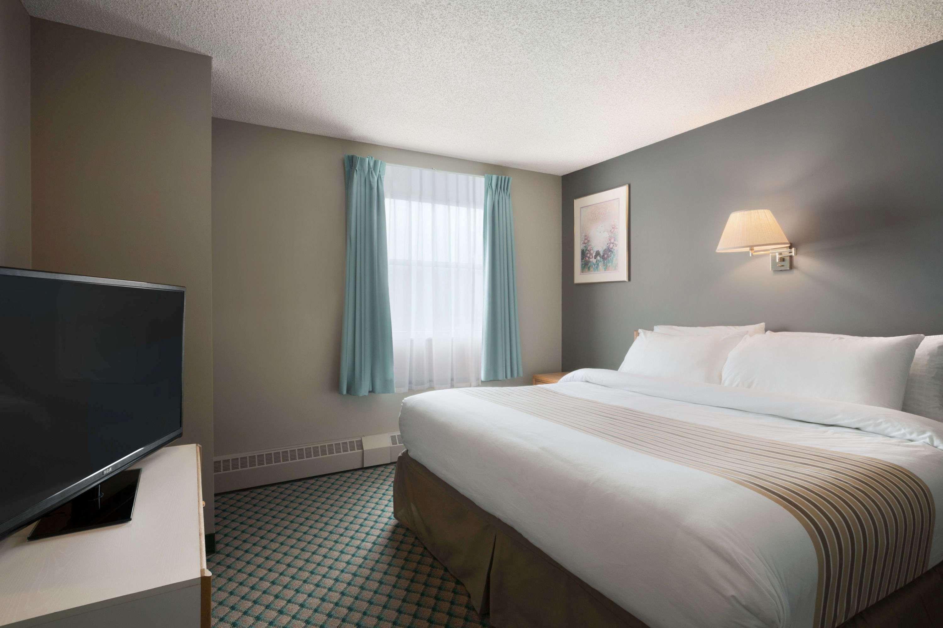 Travelodge By Wyndham Edmonton Airport Hotel