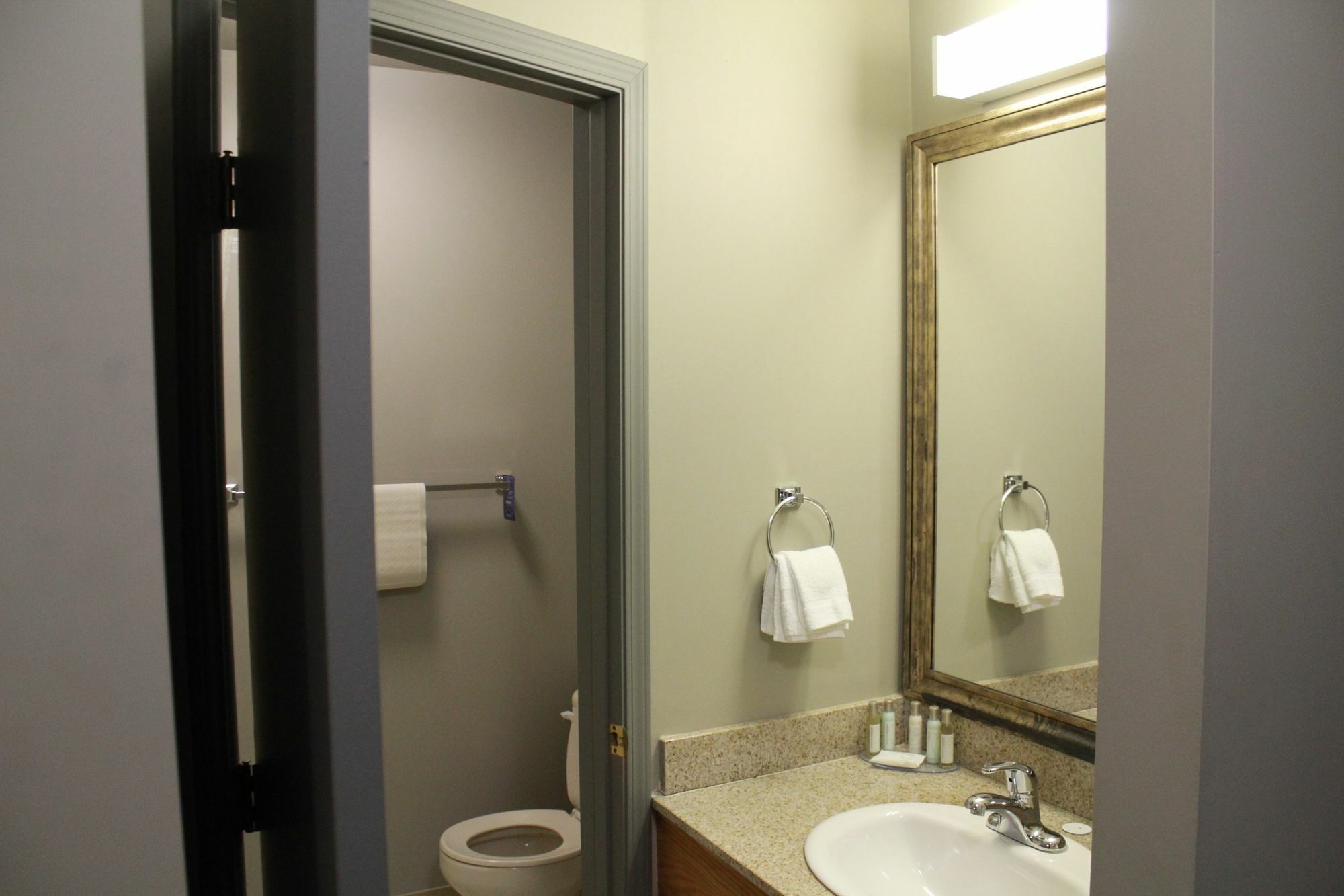 Travelodge By Wyndham Edmonton Airport Hotel 2*