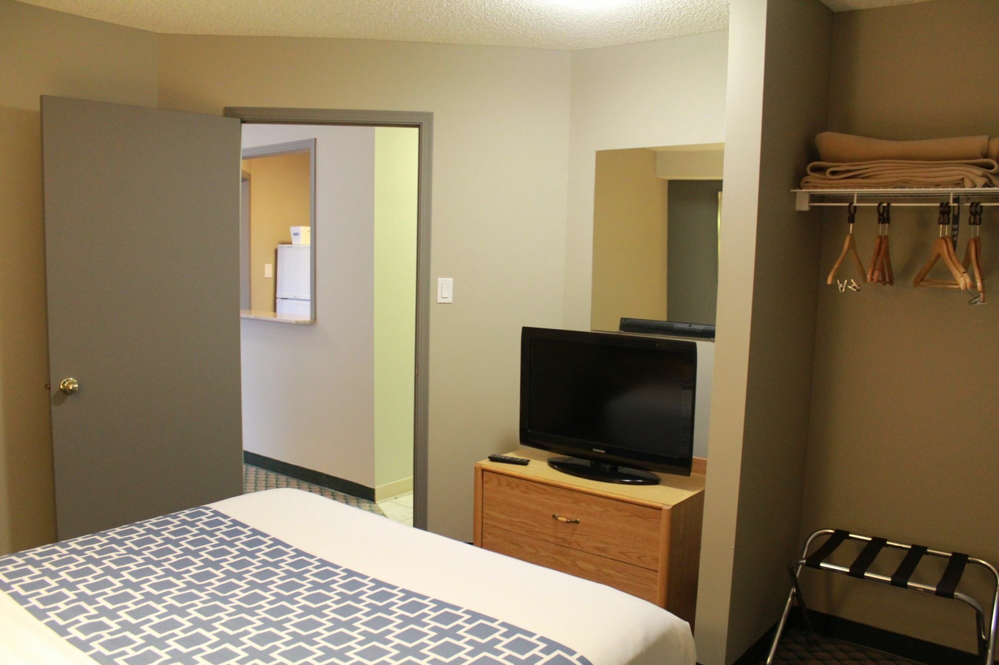 Travelodge By Wyndham Edmonton Airport Hotel